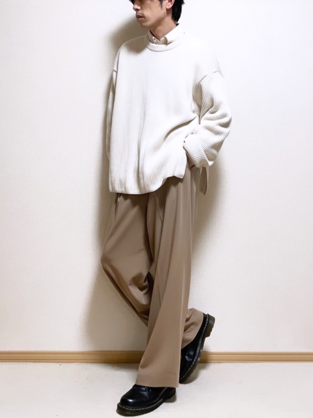 「休日コーデ、冬のコーデ、ベージュ、冬、ニット、スリット、シャツ、レイヤードスタイル、UNIQLO、LIDnM、Dr.Martens、革靴、シャツスタイル、淡色コーデ、今日のコーデ」｜「LIDNMのOVERSIZED 7G AZE KNIT（ニット/セーター、ホワイト系）」を使った、SHOTARO さん（メンズ・177cm）の冬コーディネートの1枚目の写真