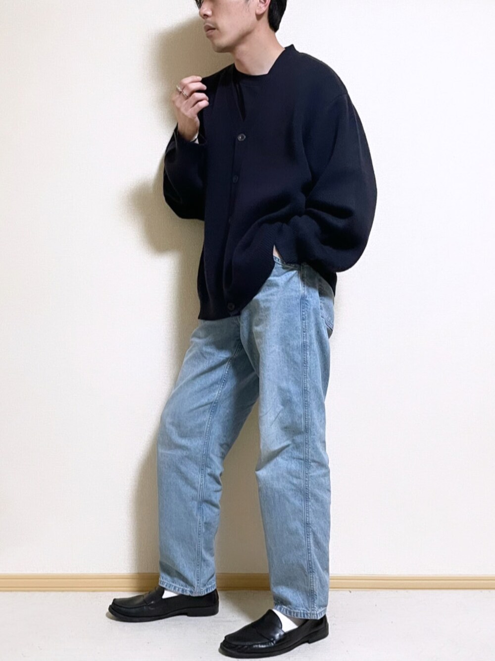 「春コーデ、カーディガン、デニムパンツ、デニム、プチプラ、プチプラコーデ、UNIQLO、ユニクロ、GU、ジーユー、ローファー、RUUBON、ブルー、ネイビー、ローファーコーデ」｜「RUUBONの【RUUBON】rustic heavy weight cardigan / ラスティック ヘビーウエイト カーディガン（カーディガン/ボレロ、ブルー系）」を使った、SHOTARO さん（メンズ・177cm）の春コーディネートの1枚目の写真