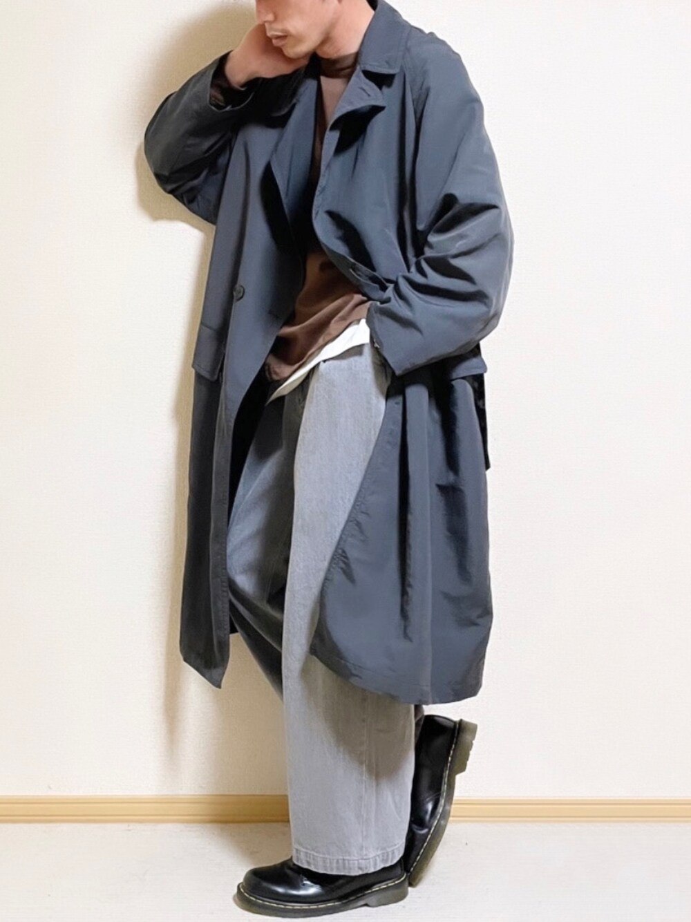 「メンズファッション、ワイドパンツ、デニムパンツ、デニム、コート、オーバーコート、きれいめカジュアル、革靴、WYM、Dr.Martens、春コーデ、春、春アウター、春服、革靴コーデ」｜「WYM LIDNMの【WYM LIDNM】OVERSIZED NYLON COAT（チェスターコート、グレー系）」を使った、SHOTARO さん（メンズ・177cm）の春コーディネートの1枚目の写真