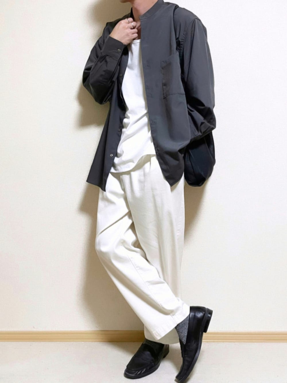 「ショルダーバッグ、ローファー、秋のコーデ、GU、白パンツ、レザーバッグ、シンプルコーデ、チャコールグレー、秋服、モノトーンコーデ、着回しコーデ、バンドカラーシャツ、お洒落さんとつながりたい、WYM、だから秋服が好き」｜「WYM LIDNMの【WYM LIDNM】TENCEL BAND COLLAR SHIRT（シャツ/ブラウス、グレー系）」を使った、SHOTARO さん（メンズ・177cm）の秋コーディネートの1枚目の写真