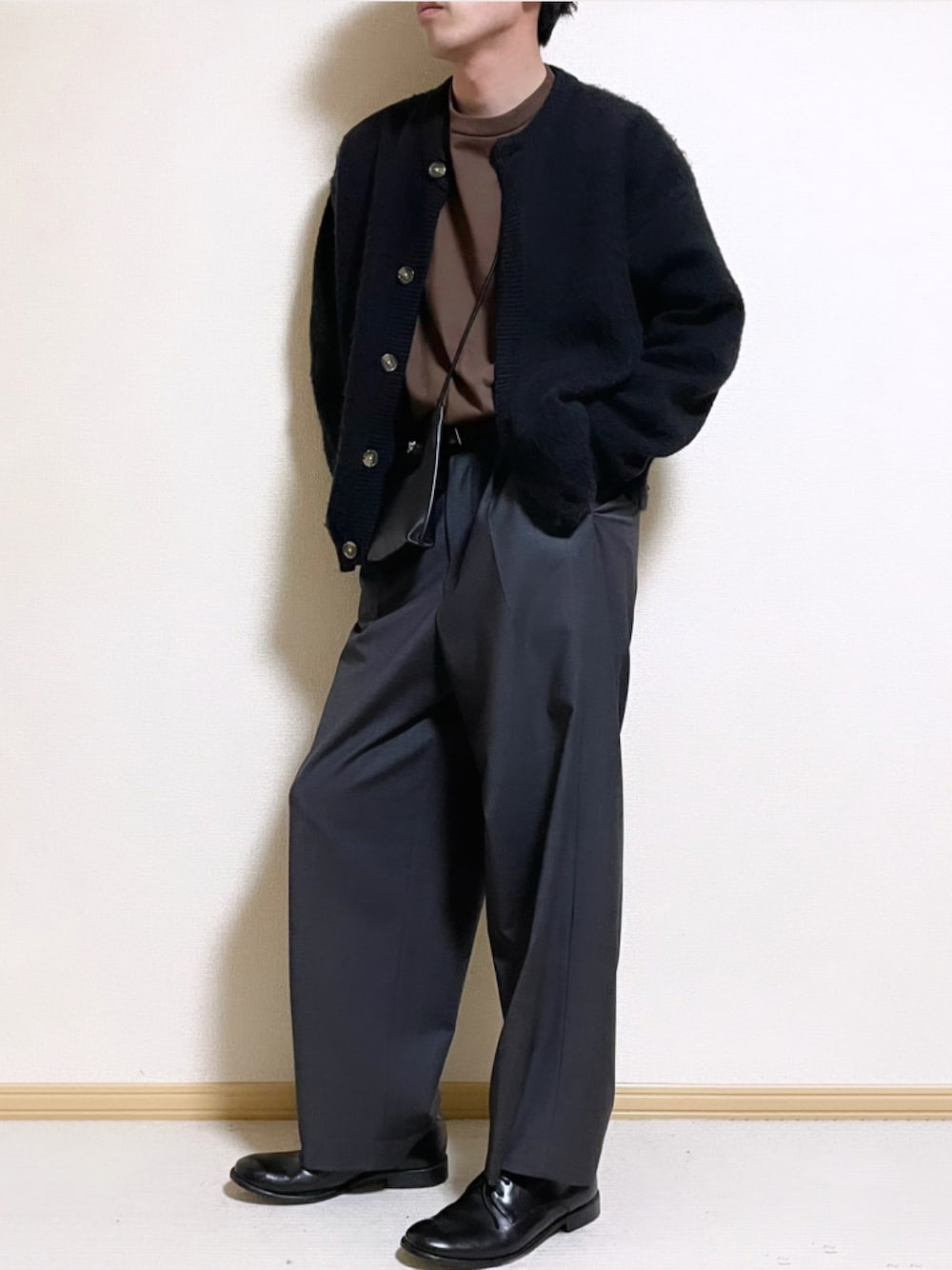 「春コーデ、はじめましてコーデ、おしゃれさんと繋がりたい、休日スタイル、ワイドパンツ、休日コーデ、いいね、save、フォローお願いします🤑、バギーパンツ、革靴、カーディガン、カーディガンコーデ、タックイン、EMMA  CLOTHES、WYM、ショルダーバッグ」｜「EMMA CLOTHESのシャギーニットWジャガード編みラウンドネック ドロップショルダールーズニットカーディガン EMMA CLOTHES 2021AW（カーディガン/ボレロ、ブラック系）」を使った、SHOTARO さん（メンズ・177cm）の春コーディネートの1枚目の写真