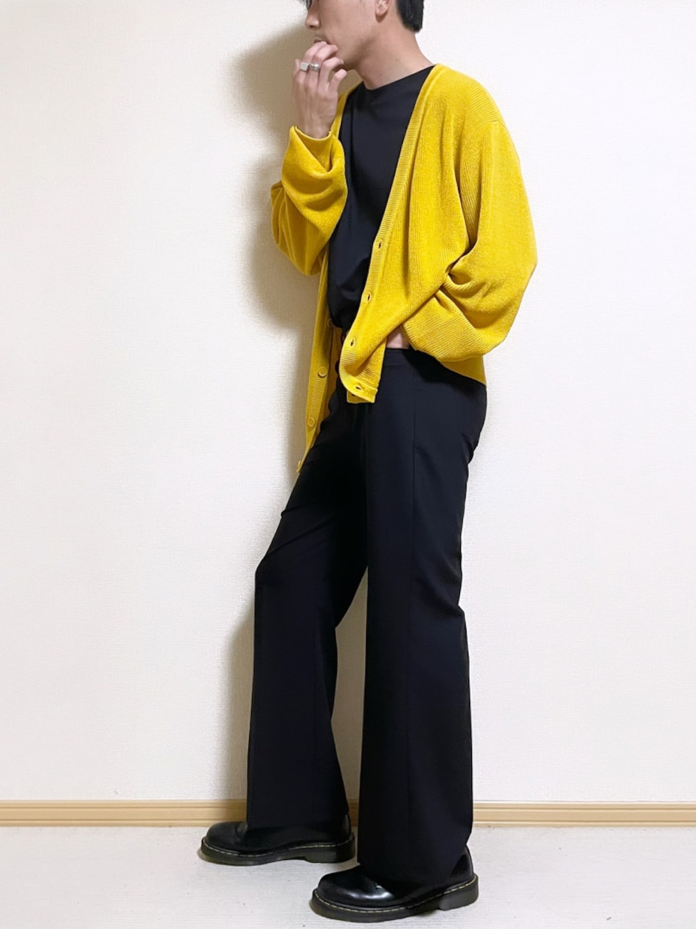 イエロー系のカーディガン/ボレロ、ブラック系のTシャツ/カットソー、ブラック系のスラックスを着用したメンズの春コーディネートの1枚目の写真