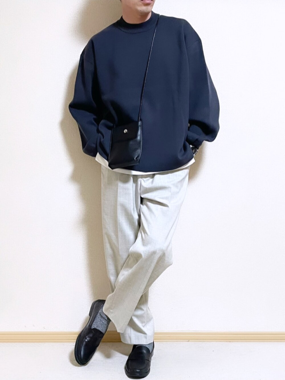 「お洒落さんとつながりたい、春服、シンプル、春コーデ、スラックス、革靴、ニット、ニットコーデ、ショルダーバッグ、ローファー、WYM、GU、ジーユー、チャコールグレー、LIDnM」｜「WYM LIDNMの【WYM LIDNM】MILANO RIB BOTTLE NECK PO KNIT（ニット/セーター、グレー系）」を使った、SHOTARO さん（メンズ・177cm）の春コーディネートの1枚目の写真