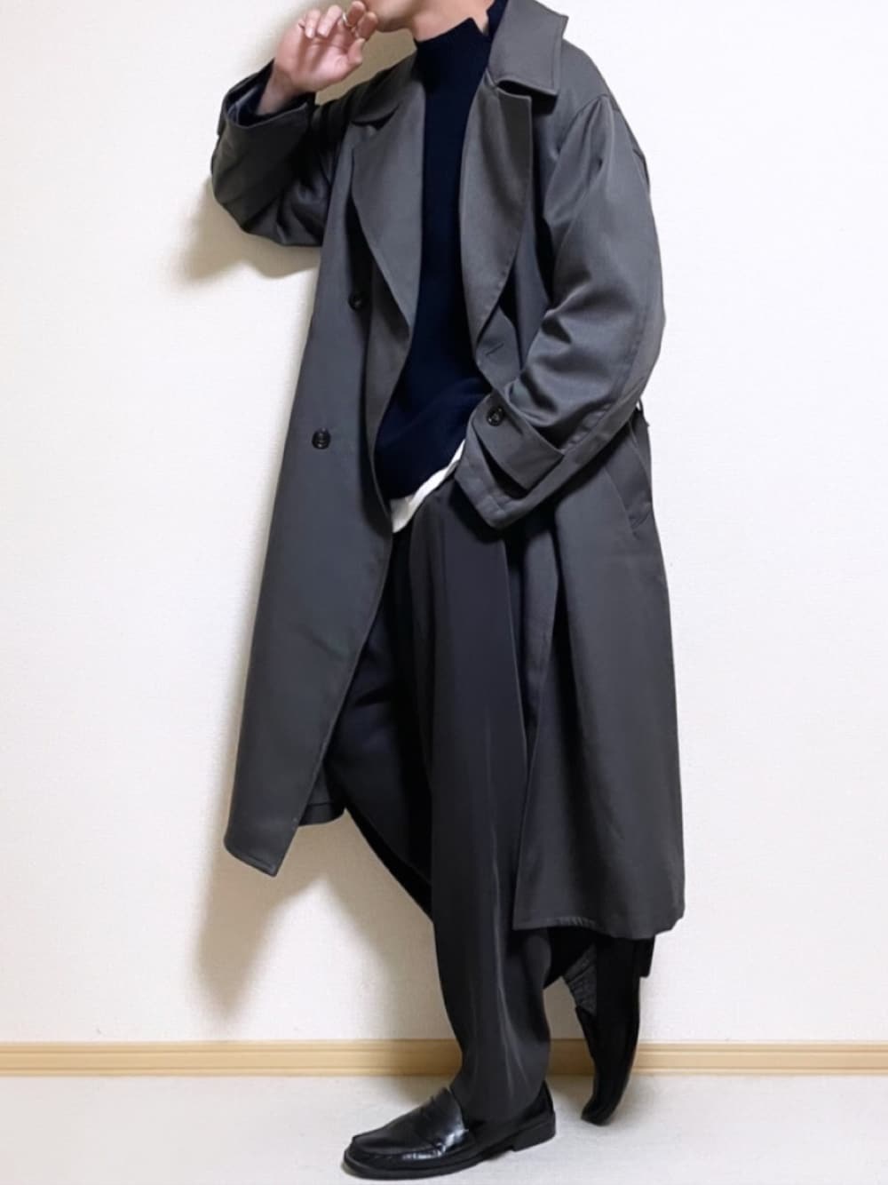 「セーター、トレンチコート、ネイビー、ローファー、UNIQLO、ハイネック、トレンチ、GU、ユニクロ、チャコールグレー、秋服、ジーユー、秋冬コーデ、WYM、ジルサンダー　ユニクロ」｜「WYM LIDNMの【WYM LIDNM】MINIMAL WIDE TRENCH COAT（トレンチコート、グレー系）」を使った、SHOTARO さん（メンズ・177cm）の秋コーディネートの1枚目の写真