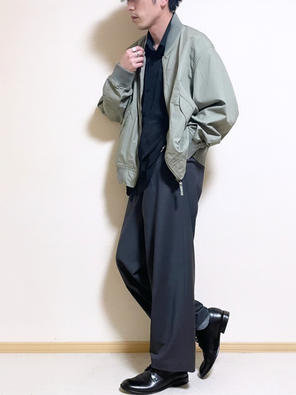 「春服みてみて、おしゃれさんと繋がりたい、オトナカジュアル、きれいめカジュアル、革靴、MA-1、バギーパンツ、シアーシャツ、GU、ジーユー、epnok、LIDnM、春コーデ、春、ブルゾン」｜「GUのアイテム（MA-1、グリーン系）」を使った、SHOTARO さん（メンズ・177cm）の春コーディネートの1枚目の写真