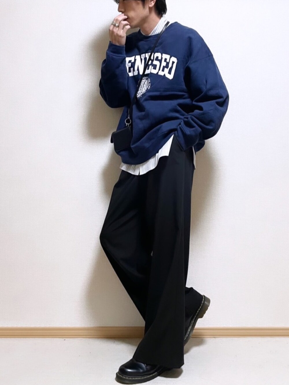 「クリスマスに着たい服、秋冬コーデ、メンズコーデ、冬のコーデ、古着コーデ、古着MIX、スウェット、ロゴスウェット、シャツスタイル、レイヤードスタイル、革靴、Dr.Martens、ZARA、LIDnM、黒パンツ」｜「古着のアイテム（スウェット、ブルー系）」を使った、SHOTARO さん（メンズ・177cm）の冬コーディネートの1枚目の写真