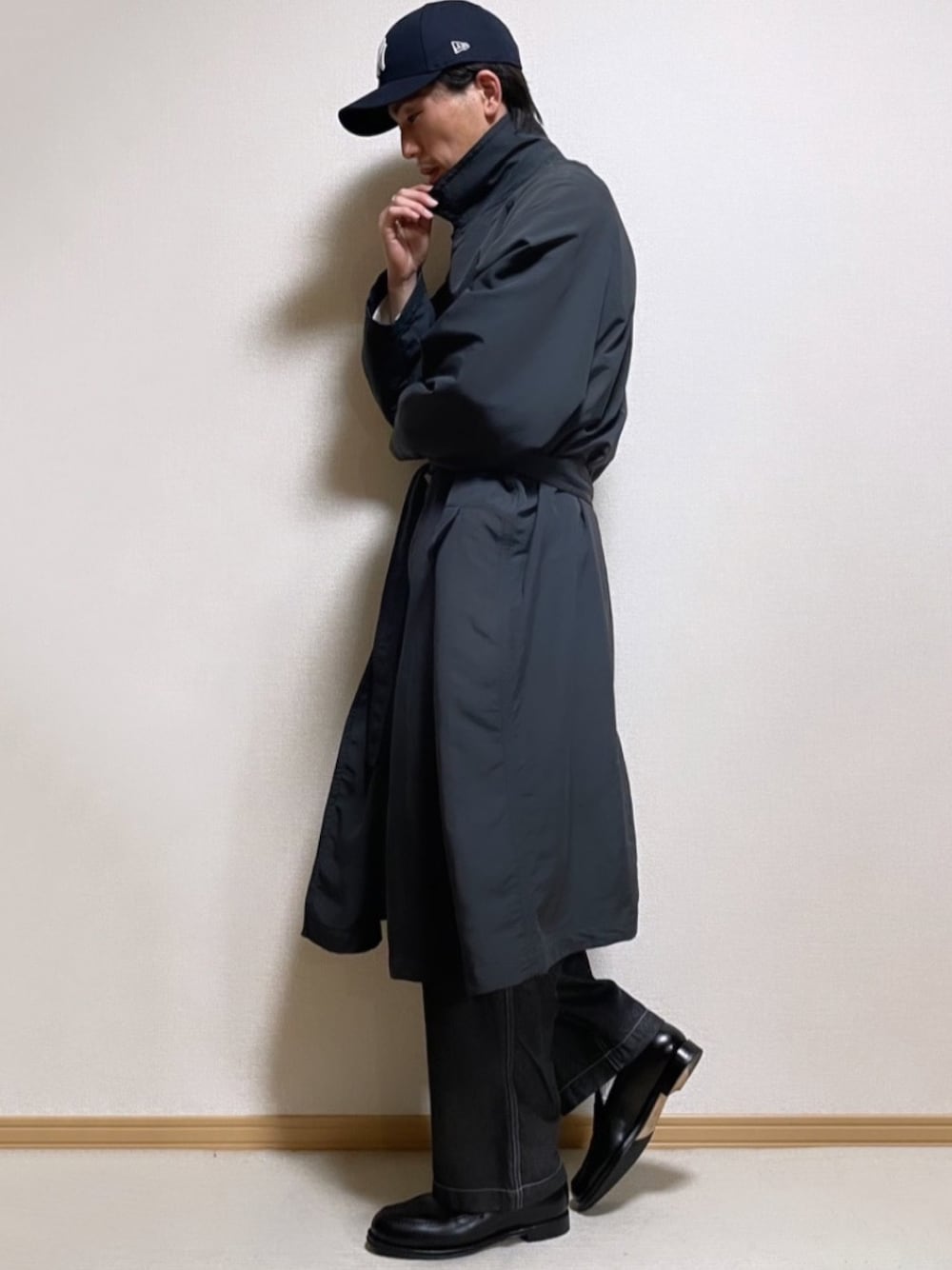 「春服デビュー宣言、春、おしゃれさんと繋がりたい、大人カジュアル、メンズファッション、休日コーデ、コート、キャップ、革靴、デニム、デニムパンツ、カジュアル、NEW ERA、JALAN SRIWIJAYA、WYM」｜「NEW ERAのアイテム（キャップ、ブラック系）」を使った、SHOTARO さん（メンズ・177cm）の春コーディネートの1枚目の写真