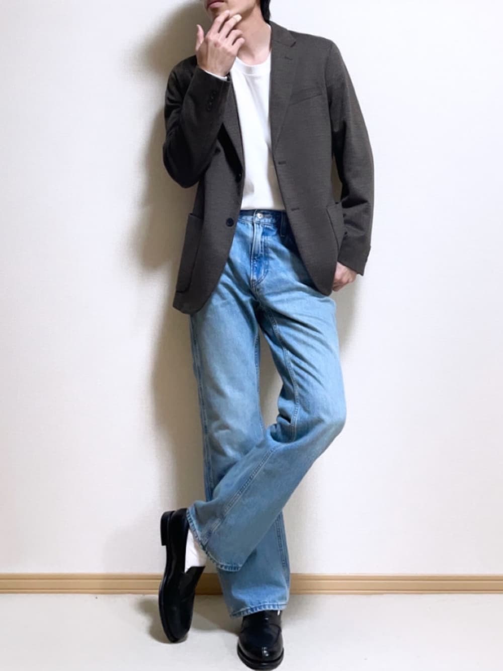 「春服デビュー宣言、春、メンズコーデ、今日のコーデ、春コーデ、ジャケット、ジャケットスタイル、デニム、デニムパンツ、ローファー、白ティー、ロンティー、きれいめカジュアル、プチプラコーデ、プチプラ」｜「UNIQLOのアイテム（ジャケット/アウター、ブラウン系）」を使った、SHOTARO さん（メンズ・177cm）の春コーディネートの1枚目の写真