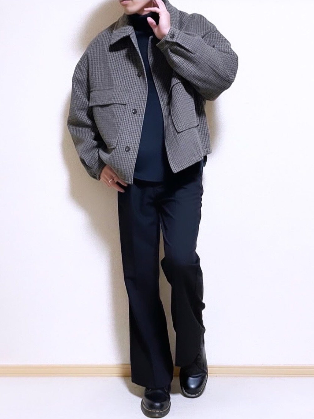 「ブルゾン、ベージュ、Dr.Martens、冬コーデ、タートルネック、オーバーサイズ、革靴、タートルネックニット、フレアパンツ、スタイルアップ、おしゃれさんと繋がりたい、ブルゾンコーデ、Rocky Monroe、チェック柄に恋してる、WYM」｜「WYM LIDNMの【WYM LIDNM】BEAVER MELTON BLOUSON（ブルゾン、ベージュ系）」を使った、SHOTARO さん（メンズ・177cm）の冬コーディネートの1枚目の写真