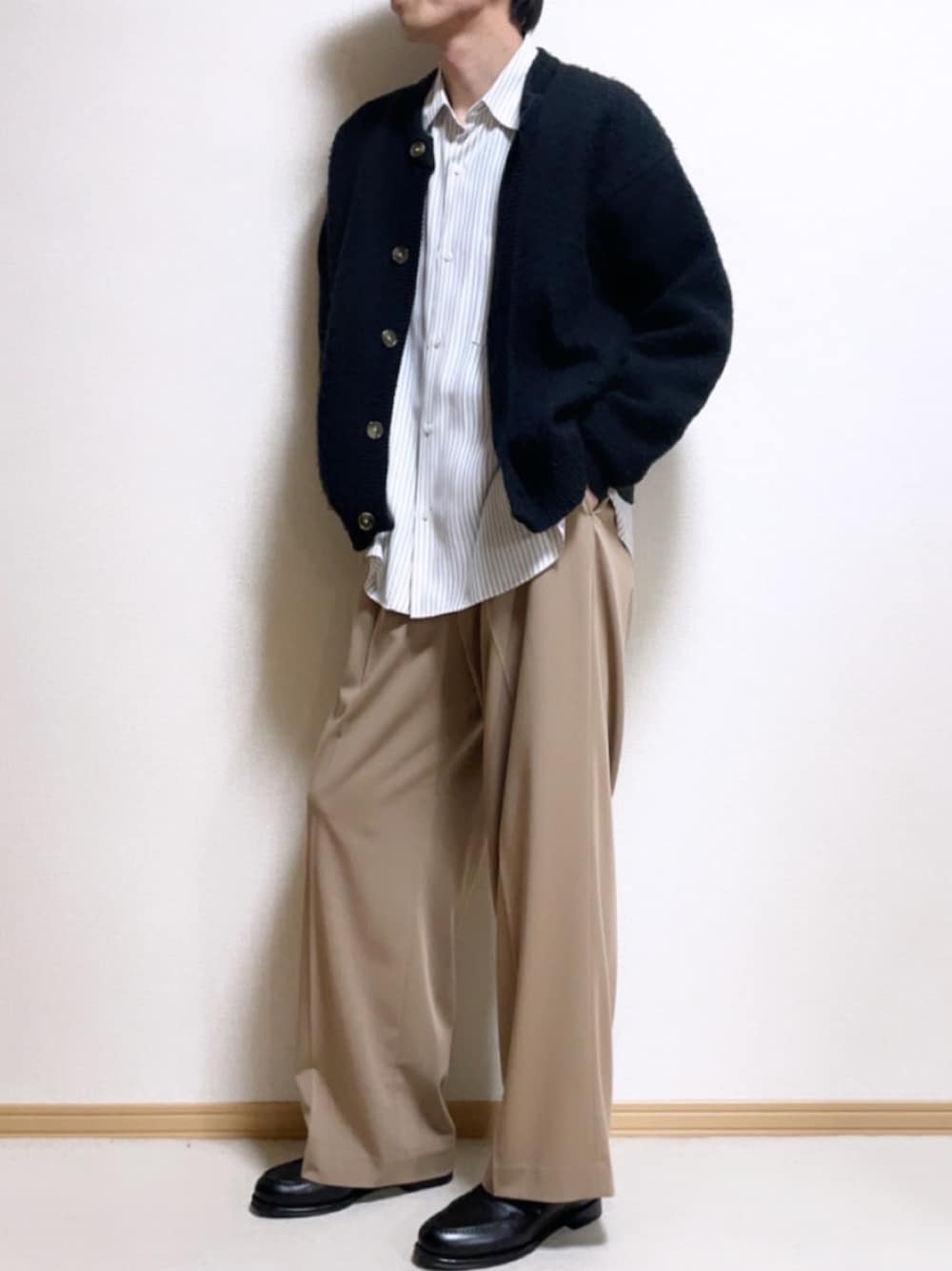「ほめられ本命コーデ、春、おしゃれさんと繋がりたい、ゆるコーデ、いいね、save、フォローお願いします🤑、休日スタイル、メンズコーデ、春コーデ、カーディガン、シャツスタイル、UNIQLO、LIDnM、JALAN SRIWIJAYA、EMMA  CLOTHES、ローファー」｜「EMMA CLOTHESのシャギーニットWジャガード編みラウンドネック ドロップショルダールーズニットカーディガン EMMA CLOTHES 2021AW（カーディガン/ボレロ、ブラック系）」を使った、SHOTARO さん（メンズ・177cm）の冬コーディネートの1枚目の写真