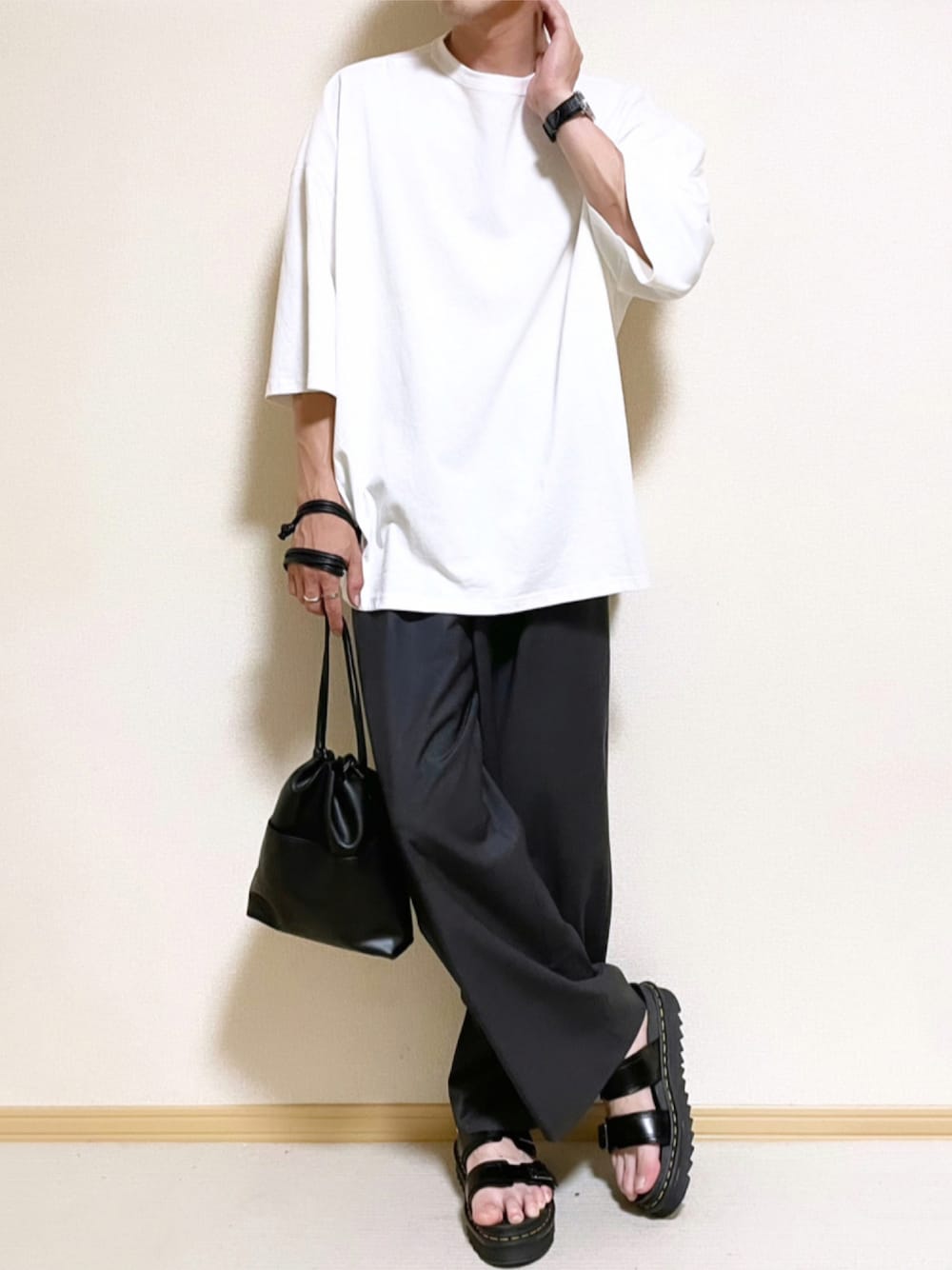 「夏、オーバーサイズ、ゆるコーデ、ラフ、プチプラ、Tシャツ/カットソー、シンプル、おしゃれさんと繋がりたい、白Tシャツ、バギーパンツ、巾着バッグ、epnok、LIDnM、LACVERT、サンダル」｜「LAC-VERTの【LAC VERT/ラック・ヴェール】巾着スモールバッグ（ショルダーバッグ、ブラック系）」を使った、SHOTARO さん（メンズ・177cm）の夏コーディネートの1枚目の写真