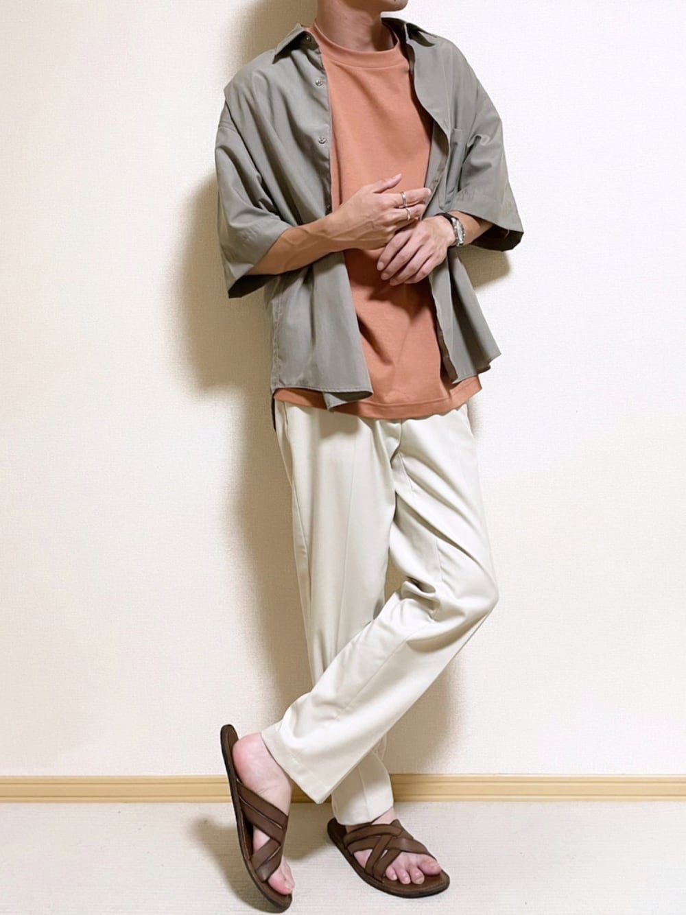 「夏、お洒落さんとつながりたい、ユニクロ、ベージュ、オレンジ、Tシャツ/カットソー、いいね、save、フォローお願いします🤑、サンダル、シャツスタイル、レギュラーカラーシャツ、白パンツ、きまわしコーデ、WYM、UNIQLO、レイジブルー」｜「WYM LIDNMの【WYM LIDNM】TENCEL WIDE HALF SLEEVE SHIRT（シャツ/ブラウス、ベージュ系）」を使った、SHOTARO さん（メンズ・177cm）の夏コーディネートの1枚目の写真