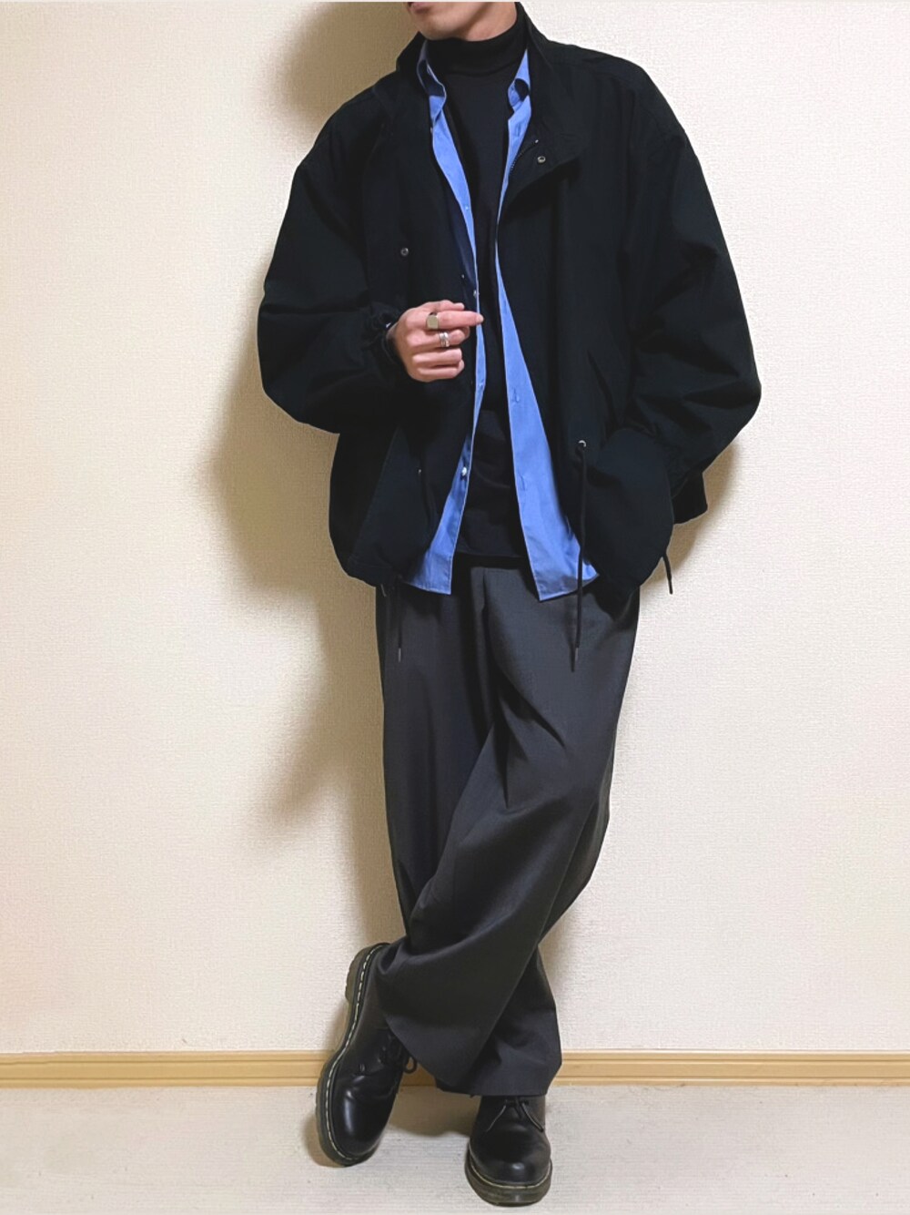 「新年一発目、あけましておめでとうございます！、今年もよろしくお願いします、ミリタリージャケット、ミリタリー、差し色、シャツスタイル、WYM、LIDnM、Dr.Martens、ブラック、冬コーデ、冬アウター、冬のコーデ、おしゃれさんと繋がりたい」｜「JEANS FACTORY Clothesの[Jeans Factory Clothes/ジーンズファクトリークローズ] 3IN1 ショートM-65ミリタリージャケット（ミリタリージャケット、ブラック系）」を使った、SHOTARO さん（メンズ・177cm）の冬コーディネートの1枚目の写真