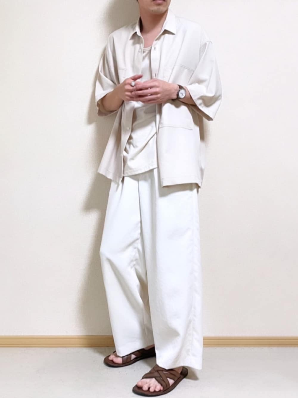 「夏コーデ、夏、半袖シャツ、シャツスタイル、タンクトップ、バギーパンツ、白パンツ、サンダル、白、キナリ、ベージュ、EMMA  CLOTHES、LIDnM、WYM、夏服」｜「EMMA CLOTHESの【3点セットアップ】ブライトポプリン リラックス オーバーサイズ 鬼ステッチビッグWポケットレギュラーカラーCPOシャツ＆テーパード2タックワイドパンツ＆2タックワイドショーツ ワンマイルウェア（セットアップ、ホワイト系）」を使った、SHOTARO さん（メンズ・177cm）の春コーディネートの1枚目の写真