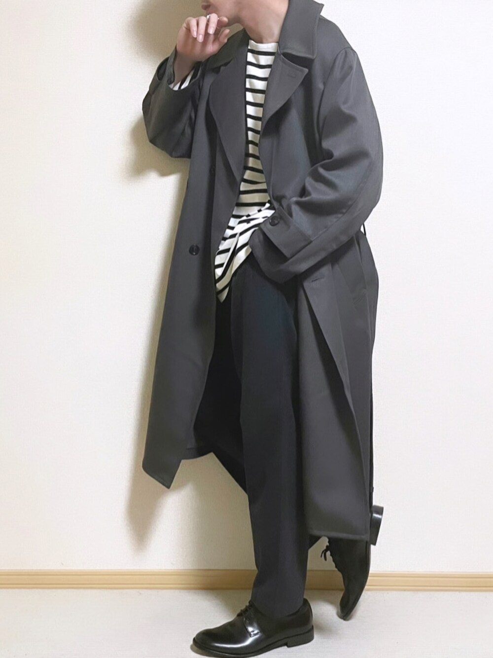「おしゃれさんと繋がりたい、秋冬コーデ、コート、トレンチコート、ボーダー、革靴、レザーシューズ、WYM、UNIQLO、ユニクロ、きれいめカジュアル、大人カジュアル、着回しコーデ、アウター、インスタフォローしてね！」｜「WYM LIDNMの【WYM LIDNM】MINIMAL WIDE TRENCH COAT（トレンチコート、グレー系）」を使った、SHOTARO さん（メンズ・177cm）の冬コーディネートの1枚目の写真