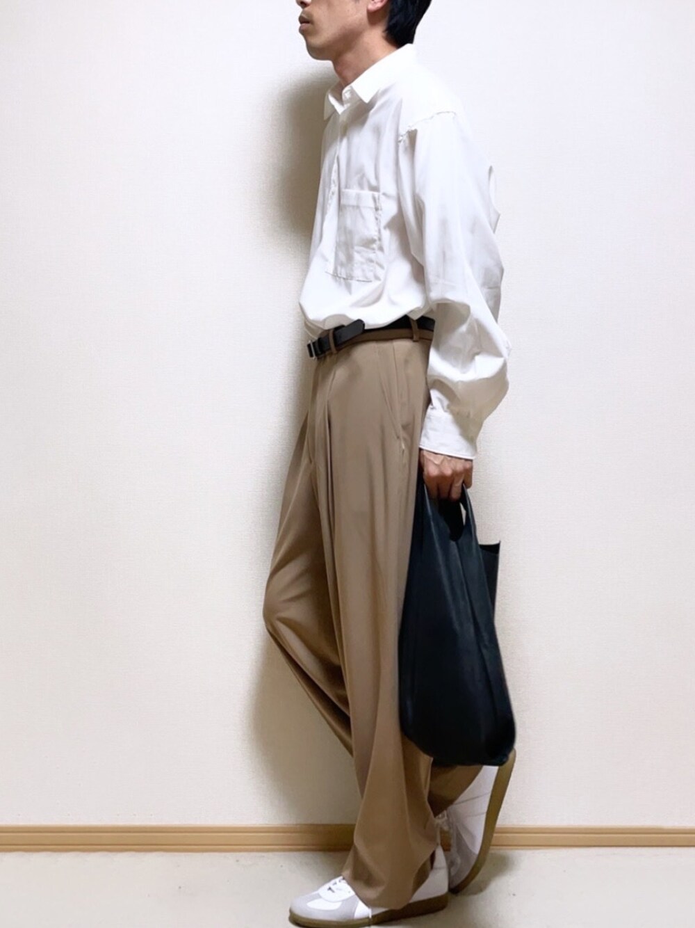 「秋ルック紹介するよ、休日コーデ、秋服コーデ、おしゃれさんと繋がりたい、今日のコーデ、メンズファッション、秋、秋のコーデ、ユニクロ、きれいめカジュアル、スニーカー、シャツスタイル、シャツ、トートバッグ、レザーバッグ」｜「WYM LIDNMの長袖シャツ（シャツ/ブラウス、ホワイト系）」を使った、SHOTARO さん（メンズ・177cm）の秋コーディネートの1枚目の写真
