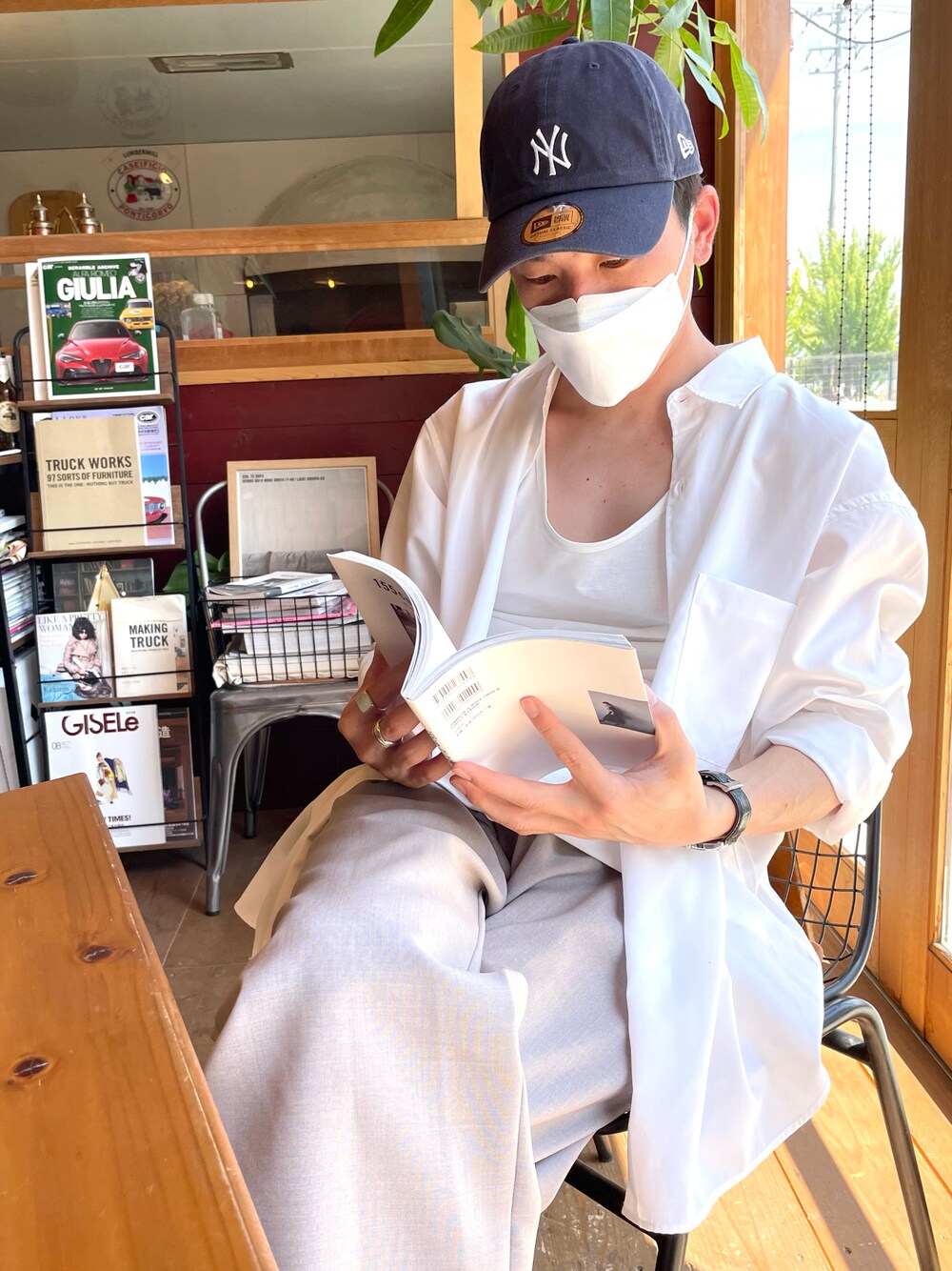 「ごきげんウィーク、休日コーデ、春夏コーデ、シャツスタイル、キャップ、NEWERA、ニューエラ、きれいめカジュアル、シャツ、白シャツ、WYM、LIDnM、おしゃれさんと繋がりたい、シャツコーデ、キャップコーデ」｜「NEW ERAの【NEW ERA】ニューエラ キャップ 9TWENTY MINI LOGO MLB ニューヨークヤンキース 帽子（キャップ、ブルー系）」を使った、SHOTARO さん（メンズ・177cm）の春コーディネートの1枚目の写真