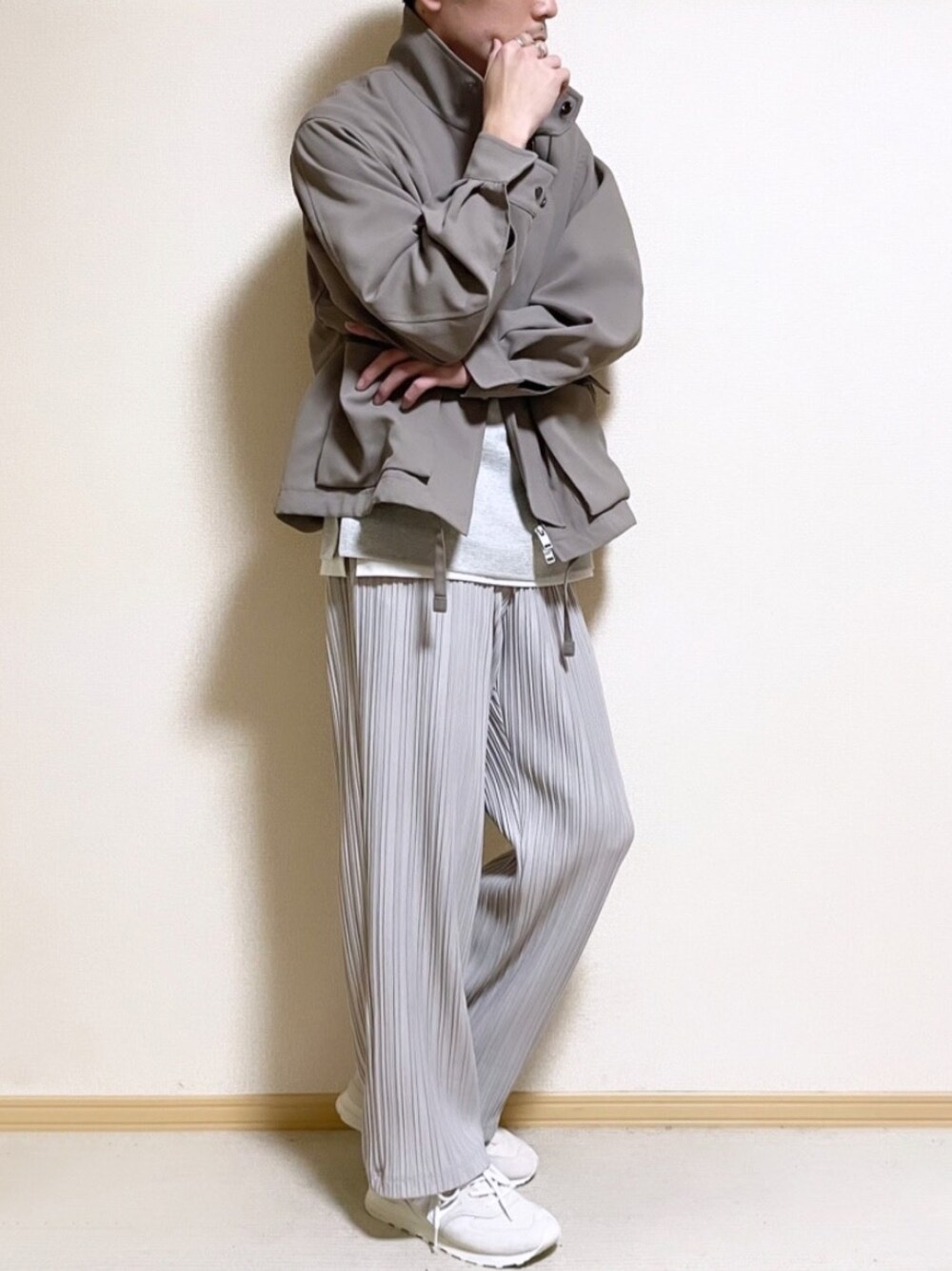 「LIDnM、WYM、EMMA  CLOTHES、New Balance、ニューバランス、タートルネックニット、プリーツパンツ、スニーカー、スニーカーコーデ、ベージュ、ライトグレー、お洒落さんとつながりたい、アウター、プリーツ、ジャケット」｜「LIDNMのKERSEY FLIGHT JACKET（ブルゾン、ベージュ系）」を使った、SHOTARO さん（メンズ・177cm）の冬コーディネートの1枚目の写真