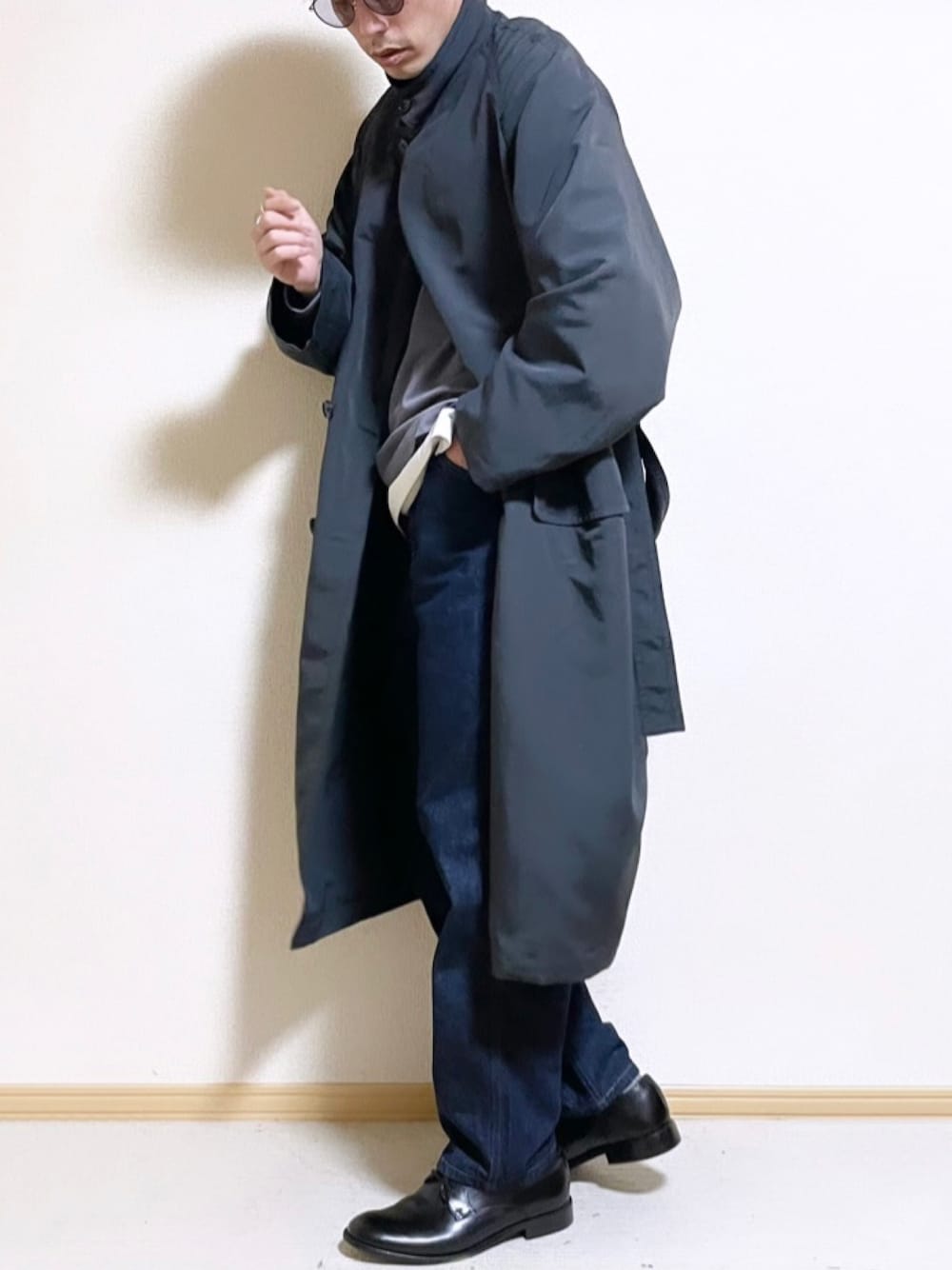 「春服、春コーデ、春アウター、春、アウター、コート、ロンT、デニム、デニムパンツ、革靴、WYM、UNIQLO、UNIQLOコーデ、ユニクロ、トレンド」｜「WYM LIDNMの【WYM LIDNM】OVERSIZED NYLON COAT（チェスターコート、グレー系）」を使った、SHOTARO さん（メンズ・177cm）の春コーディネートの1枚目の写真