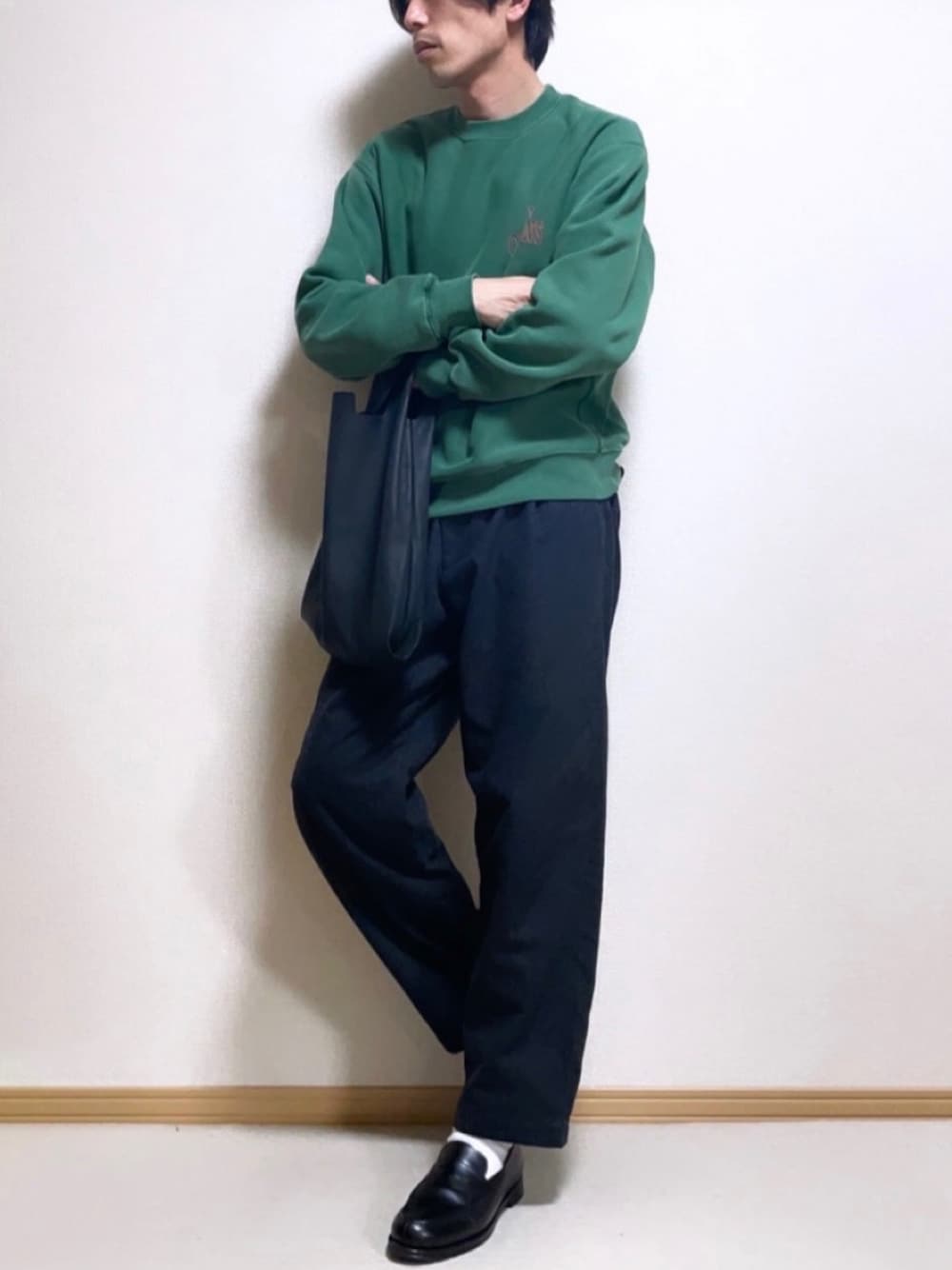 「休日スタイル、春、春コーデ、いいね、save、フォローお願いします🤑、お洒落さんとつながりたい、UNIQLO、革靴、ローファー、白ソックス、スウェット、スウェットコーデ、グリーン、トートバッグ、レザーバッグ、きれいめカジュアル」｜「Johnbullのピグメントダイクルーネックスウェット（スウェット、グリーン系）」を使った、SHOTARO さん（メンズ・177cm）の冬コーディネートの1枚目の写真