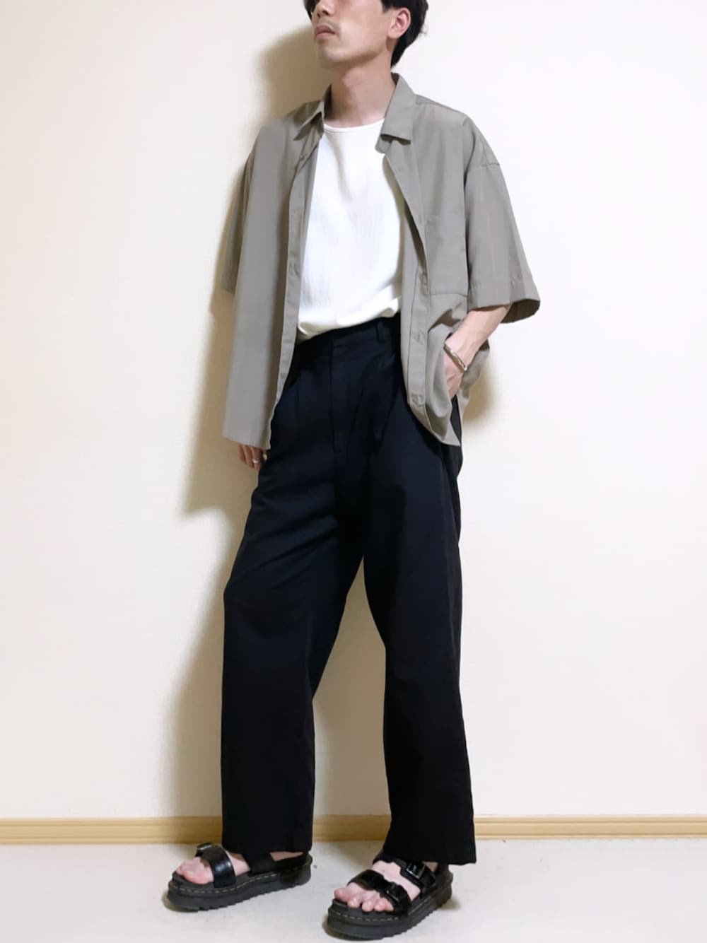 「シャツスタイル、シャツ、半袖シャツ、WYM、UNIQLO、ユニクロ、黒パンツ、レディース、remer、Dr.Martens、マーチン、サンダル、夏コーデ、夏、プチプラ」｜「WYM LIDNMの【WYM LIDNM】TENCEL WIDE HALF SLEEVE SHIRT（シャツ/ブラウス、ベージュ系）」を使った、SHOTARO さん（メンズ・177cm）の夏コーディネートの1枚目の写真