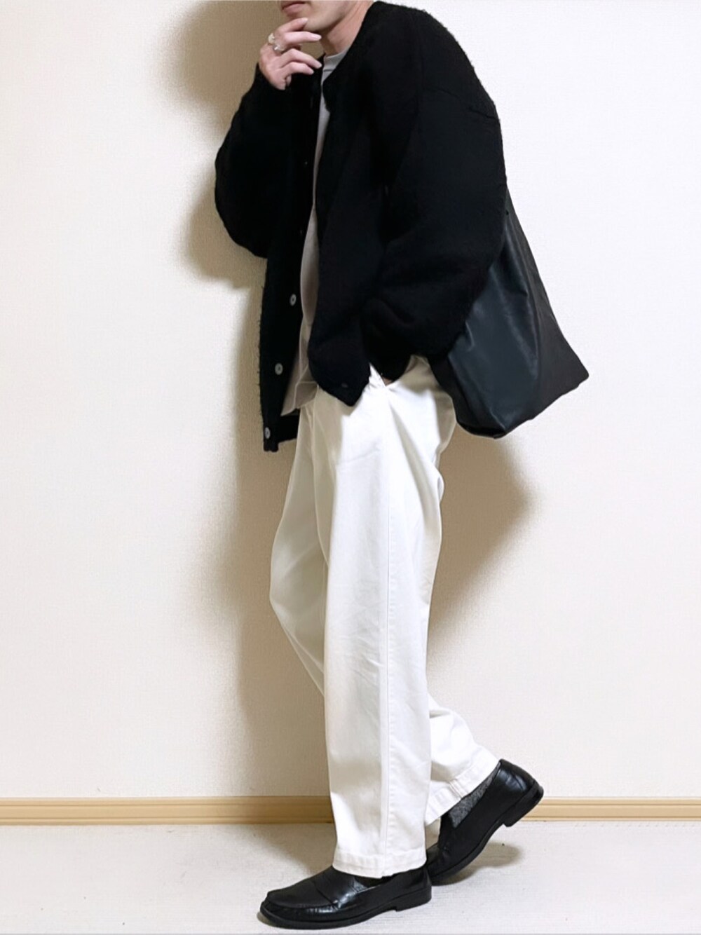 「休日スタイル、今日のコーデ、お洒落さんとつながりたい、春コーデ、春、トレンド、カーディガン、白パンツ、ローファー、革靴、ショルダーバッグ、トートバッグ、レザーバッグ、スウェット、GU」｜「Ellno Losetの2WAYモヘアタッチカーディガン（カーディガン/ボレロ、ブラック系）」を使った、SHOTARO さん（メンズ・177cm）の冬コーディネートの1枚目の写真