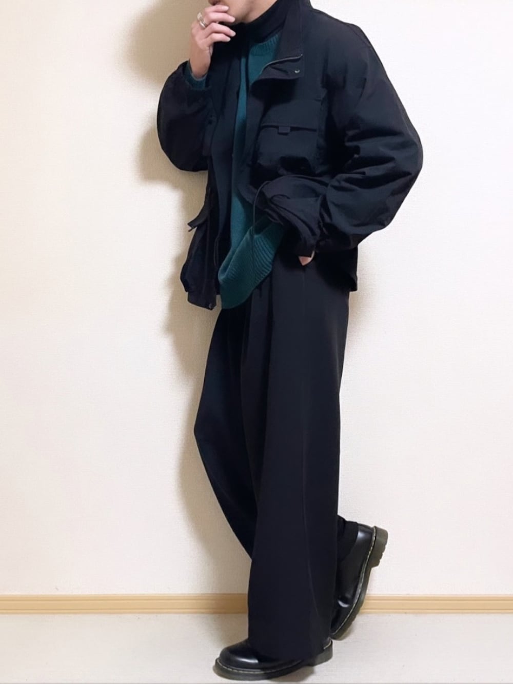 「私の推しブランド、UNIQLO、ユニクロ、GU、ジーユー、epnok、Adoonplain、Dr.Martens、プチプラ、プチプラコーデ、ブルゾン、ワイドパンツ、ニット、グリーン、ブラック」｜「GUのアイテム（その他アウター、ブラック系）」を使った、SHOTARO さん（メンズ・177cm）の冬コーディネートの1枚目の写真