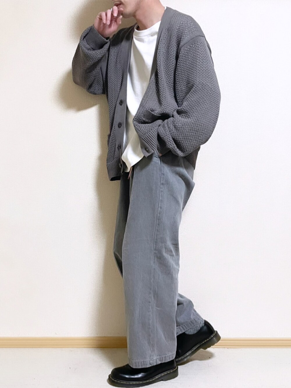 「WYM、着回しコーデ、着回し抜群、カーディガン、カーディガンコーデ、デニムパンツ、デニム、革靴、WEGO、Dr.Martens、春服、春コーデ、大人カジュアル、休日スタイル、おしゃれさんと繋がりたい」｜「WYM LIDNMの【WYM LIDNM】MESH WIDE CARDIGAN（カーディガン/ボレロ、ブラウン系）」を使った、SHOTARO さん（メンズ・177cm）の冬コーディネートの1枚目の写真