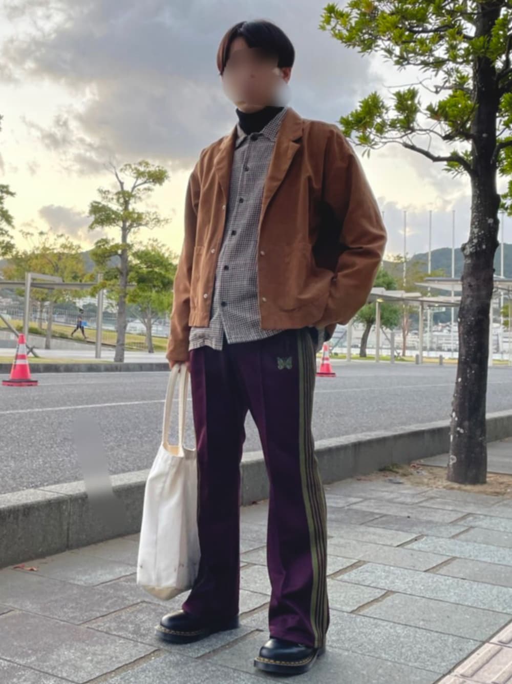 「テーラードジャケット、UNIQLO、秋のコーデ、タートルネック、休日スタイル、トラックパンツ、NEEDLES、低身長、MONKEY TIME、ciaopanicTYPY、オトナカジュアル、needles トラックパンツ、秋トレンド2021、だから秋服が好き、未来のWEARISTAプロジェクト」｜「Needlesの【Needles】WOMEN パンツ Boot-Cut Track Pant - Poly Smooth JO224（その他パンツ、レッド系）」を使った、daikiさん（メンズ・162cm）の秋コーディネートの1枚目の写真