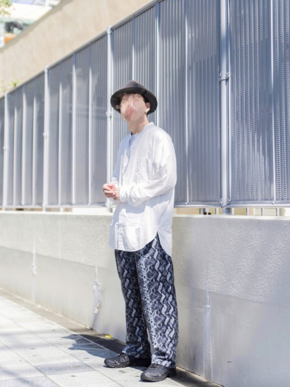 「柄パンツ、白シャツ、モノトーン、モード、パイソン柄、スタンドカラー、シャツスタイル、シャツコーデ、低身長、黒スニーカー、低身長コーデ、バンドカラーシャツ、お洒落さんとつながりたい、おしゃれさんと繋がりたい、秋トレンド2021」｜「RACALのSoft Fedora Hat / ソフトフェドラハット（ハット、グレー系）」を使った、Takeru(SENTIRE)さん（メンズ・165cm）の秋コーディネートの1枚目の写真