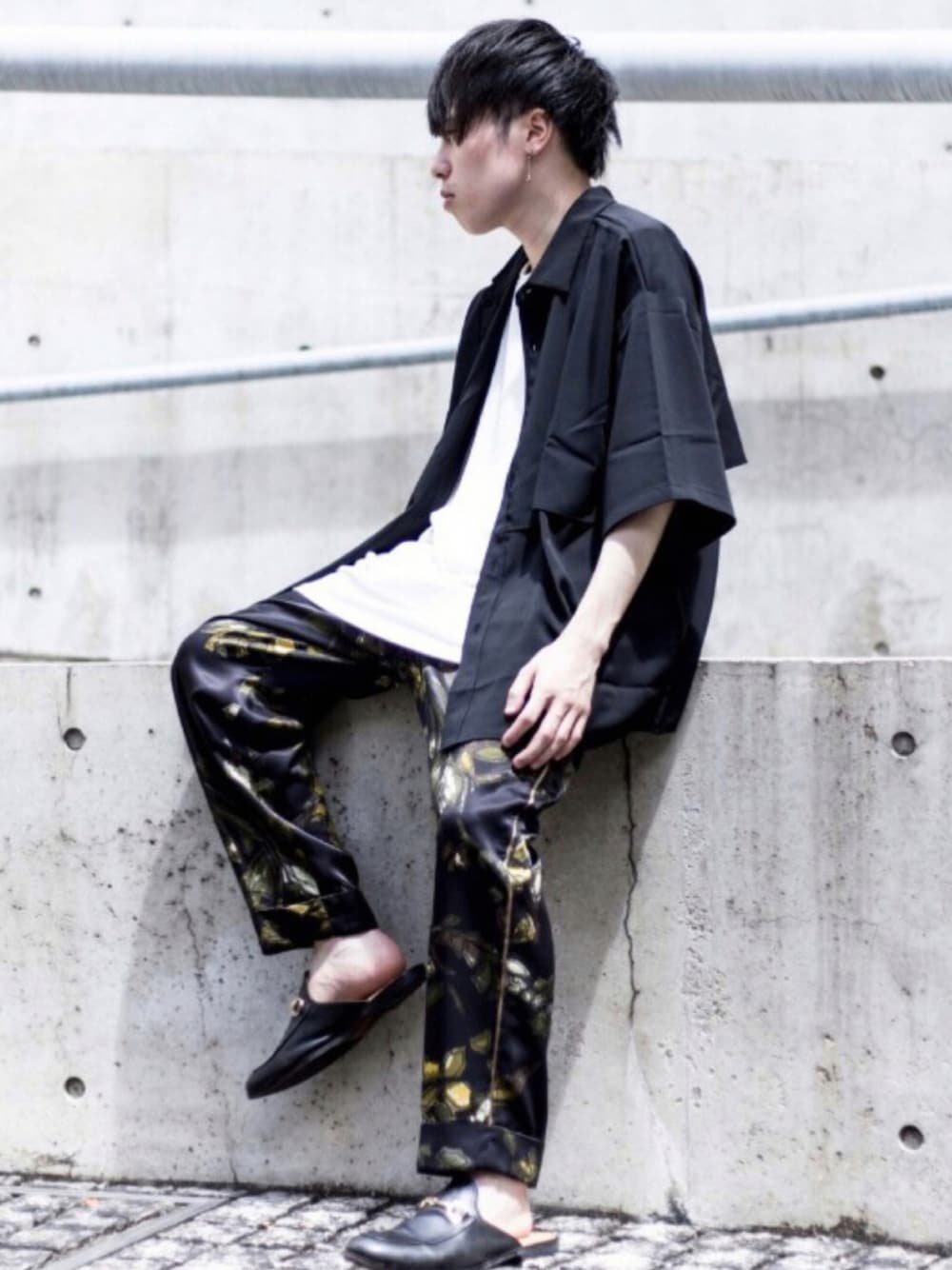 ブラック系のシャツ/ブラウス、ホワイト系のTシャツ/カットソー、ブラック系のその他パンツを着用したメンズの秋コーディネートの1枚目の写真