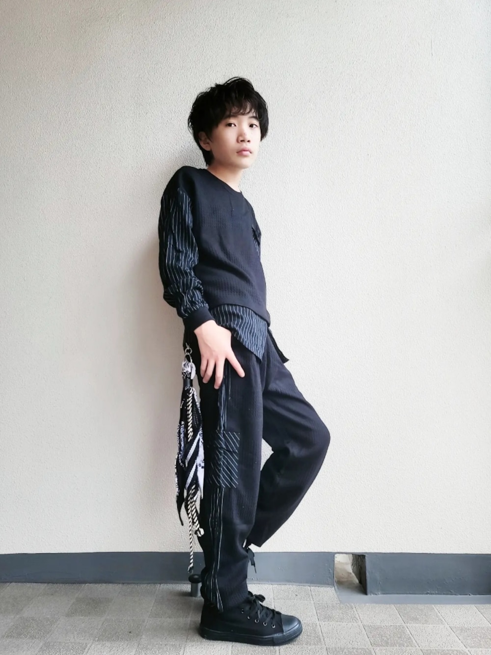 「秋コーデ、オールブラック、ブラックコーデ、ブラック、だから秋服が好き、ストライプ」｜「韓国子ども服のアイテム（パンツ、ブラック系）」を使った、Kokiさん（キッズ・154cm）の秋コーディネートの1枚目の写真