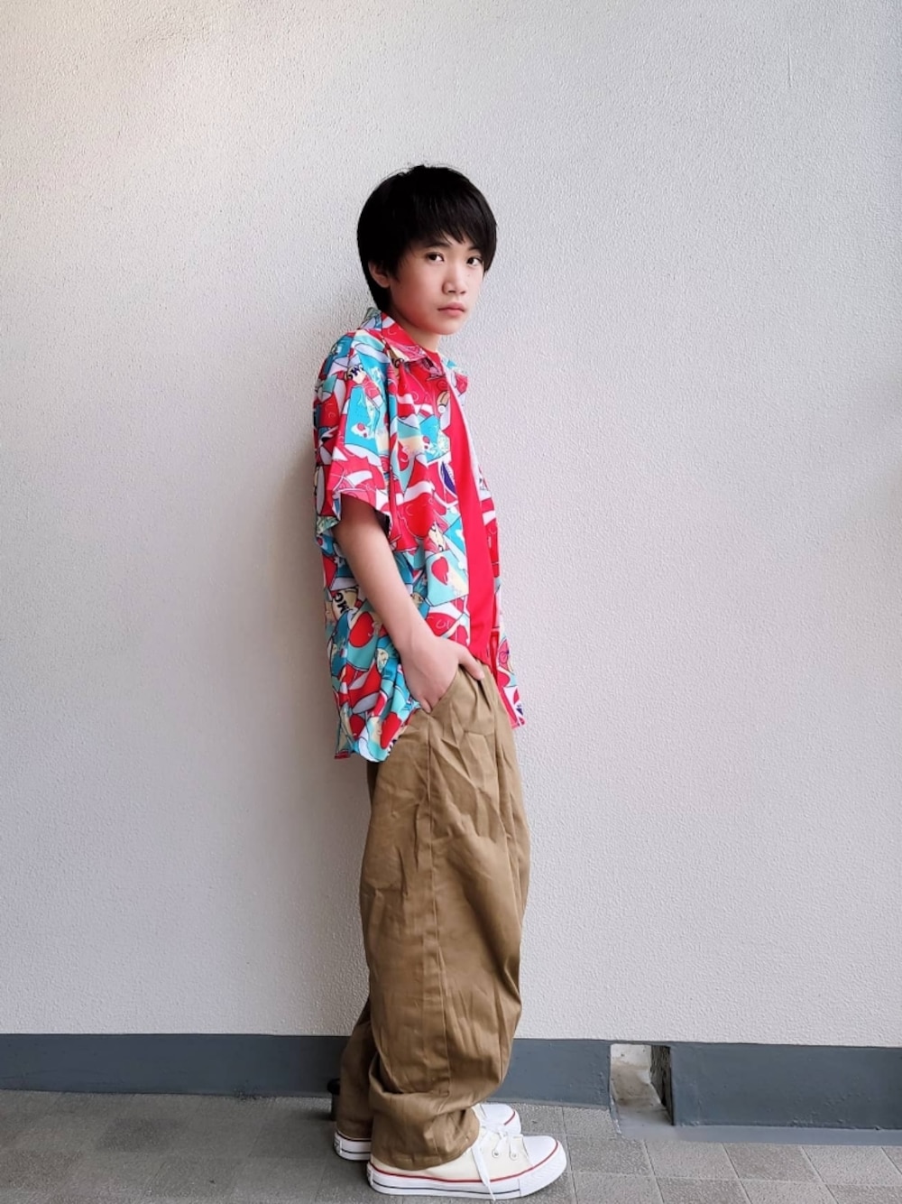 「休日スタイル、カジュアルコーデ、韓国子供服、おとこのこ、devirock、ヒザデルパンツ」｜「devirockのヒザデルパンツ（その他パンツ、ベージュ系）」を使った、Kokiさん（キッズ・154cm）の夏コーディネートの1枚目の写真
