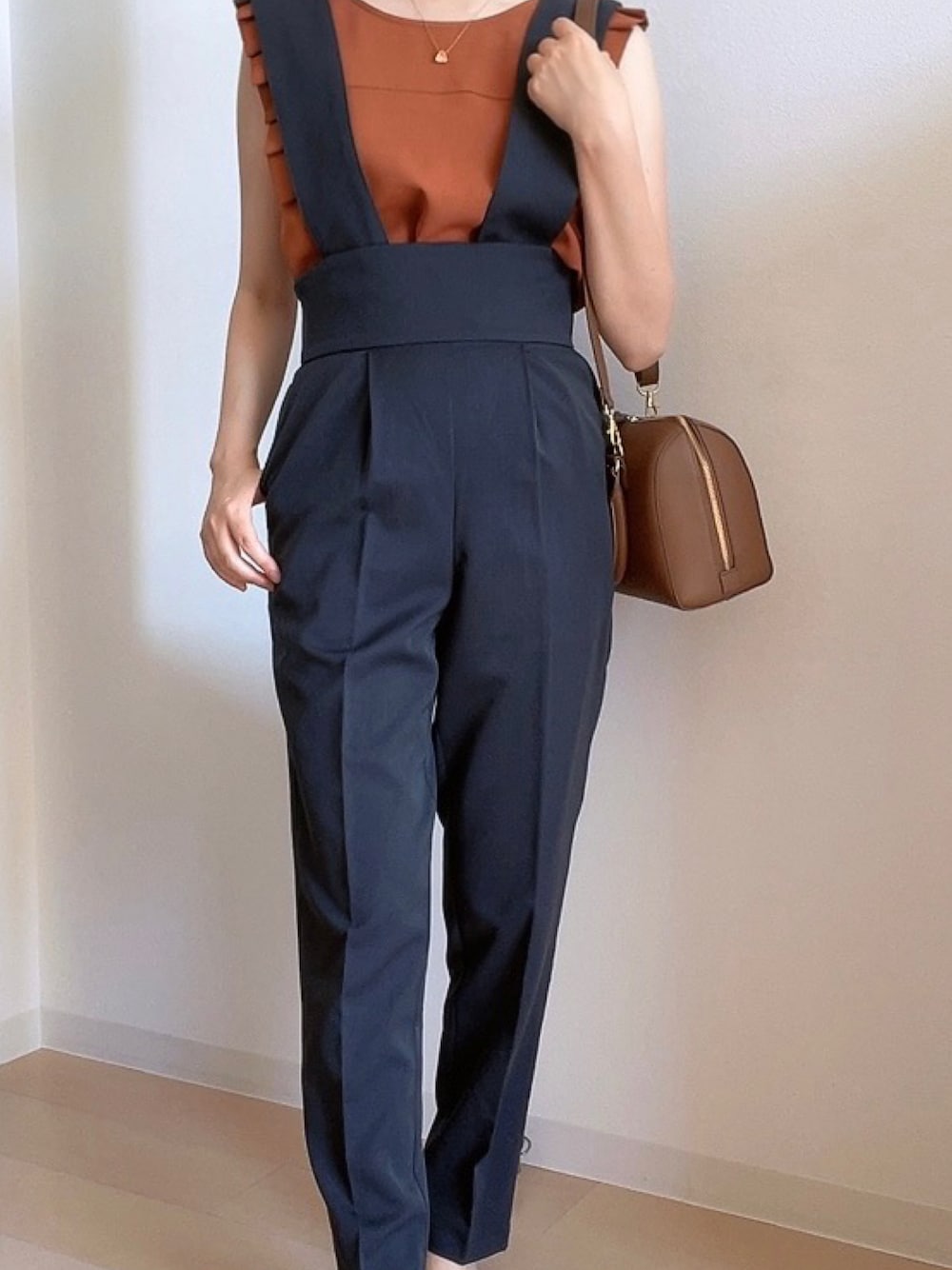 「ハイウエストサロペット、サロペット、レザータッチ2wayボストンバッグ、UNIQLO、ユニクロ、テチチ(Te chichi)」｜「UR'Sのアイテム（サロペット/オーバーオール、ブルー系）」を使った、sakuratears1125さん（レディース・156cm）の夏コーディネートの1枚目の写真