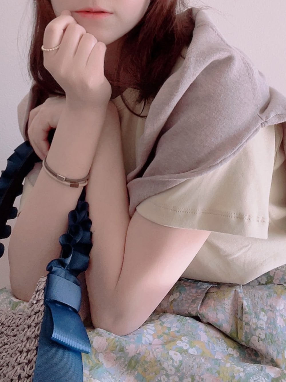 「シーズンリーズン、ootd、しまむら、ヘアゴム、ストローバッグ、肩掛けカーデ」｜「しまむらのアイテム（カーディガン/ボレロ、ブラウン系）」を使った、sakuratears1125さん（レディース・156cm）の春コーディネートの1枚目の写真