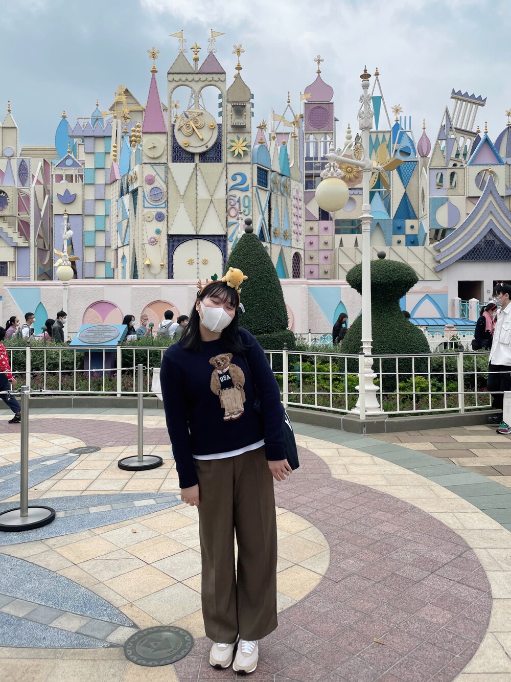 ブルー系のニット/セーター、ベージュ系のスニーカー、ブルー系のトートバッグを着用したレディースの冬コーディネートの1枚目の写真