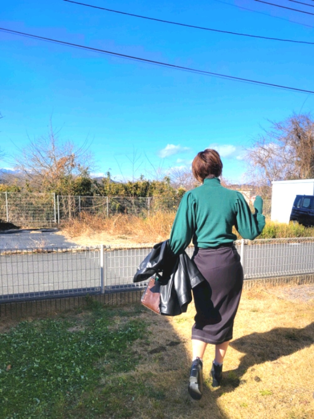 「高身長女子、グリーン、ブラック、休日スタイル、ショートヘア、ブーツ、ショートブーツ、スカート、タイトスカート、レザージャケット、ニット」｜「Heatherのサムホールタートルネックハイゲージニット  258125（ニット/セーター、グリーン系）」を使った、1ro31ro3さん（レディース・168cm）の冬コーディネートの1枚目の写真