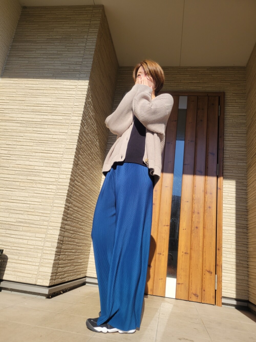 「カーディガン、スニーカー、ビッグシルエット、ブラック、ブルー、カラーパンツ、ベージュ、ナイキ、秋服、エアリフト、ゆるコーデ、プリーツパンツ、高身長女子、プチプラ」｜「しまむらのアイテム（パンツ、ブルー系）」を使った、1ro31ro3さん（レディース・168cm）の秋コーディネートの1枚目の写真
