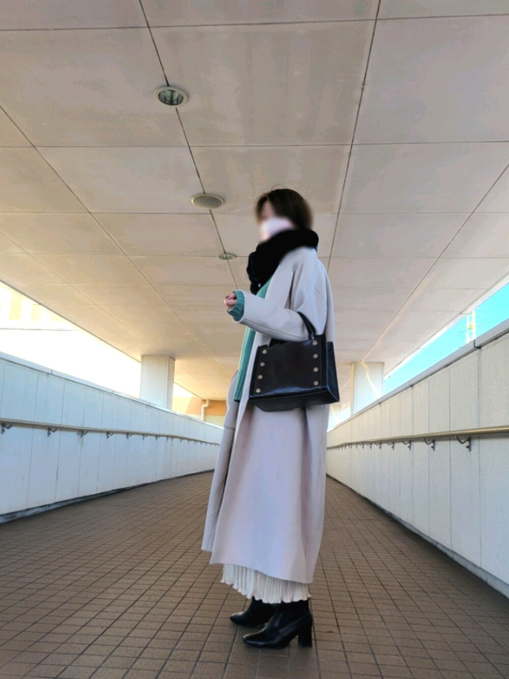 「休日スタイル、グリーン、ホワイト、プリーツスカート、ロングスカート、ブーツ、ブラック、高身長女子、スヌード、プチプラ、ジーナシス、ロングコート」｜「JEANASISのショートビーバーリバーマキシコート/890427（その他アウター、ホワイト系）」を使った、1ro31ro3さん（レディース・168cm）の冬コーディネートの1枚目の写真