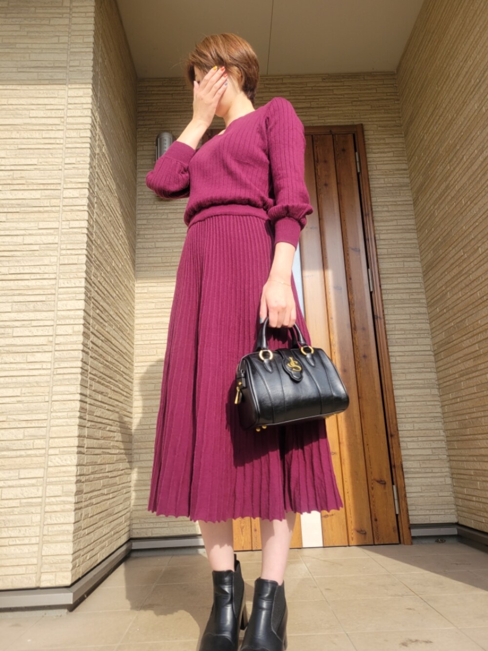 「ワンピース、ブーツ、ボルドー、ニットワンピース、ジーナシス、キレイめ、プチプラ、ミニバッグ、高身長女子」｜「JEANASISのヴィンテージボストンバッグ/214938（ショルダーバッグ、ブラック系）」を使った、1ro31ro3さん（レディース・168cm）の秋コーディネートの1枚目の写真