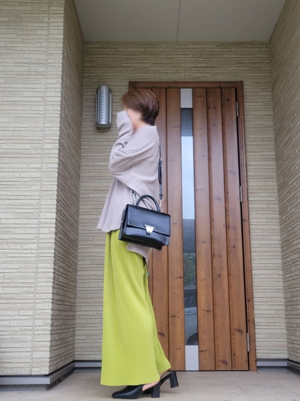 「ビッグシルエット、カラーパンツ、ショルダーバッグ、秋のコーデ、きれいめカジュアル、シンプルコーデ、秋服、ゆるコーデ、秋、プリーツパンツ、オトナカジュアル、高身長女子、ピスタチオグリーン、プチプラ、ベージュ」｜「PAGEBOYのスリットVネックロングスリーブ（Tシャツ/カットソー、ベージュ系）」を使った、1ro31ro3さん（レディース・168cm）の秋コーディネートの1枚目の写真