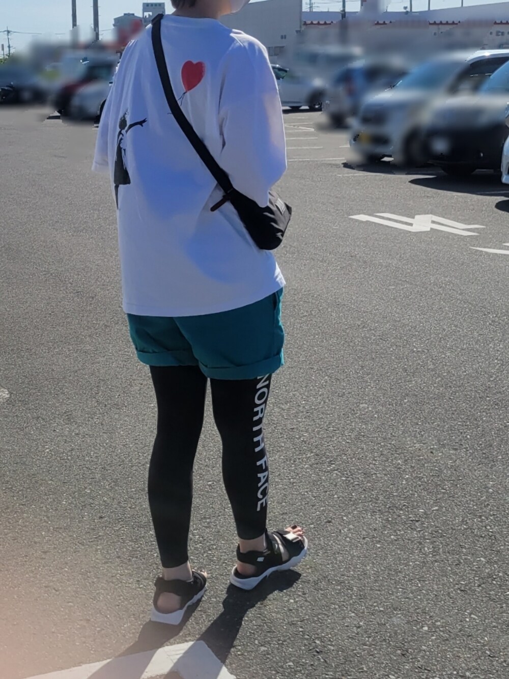 「シンプルコーデ、カジュアル、休日スタイル、高身長女子、Tシャツ、ホワイト、ブラック、ブルー、サンダル、夏だ！Tシャツ着よう！、アウトドアスタイル」｜「LOWRYS FARMのアイテム（Tシャツ/カットソー、ホワイト系）」を使った、1ro31ro3さん（レディース・168cm）の夏コーディネートの1枚目の写真