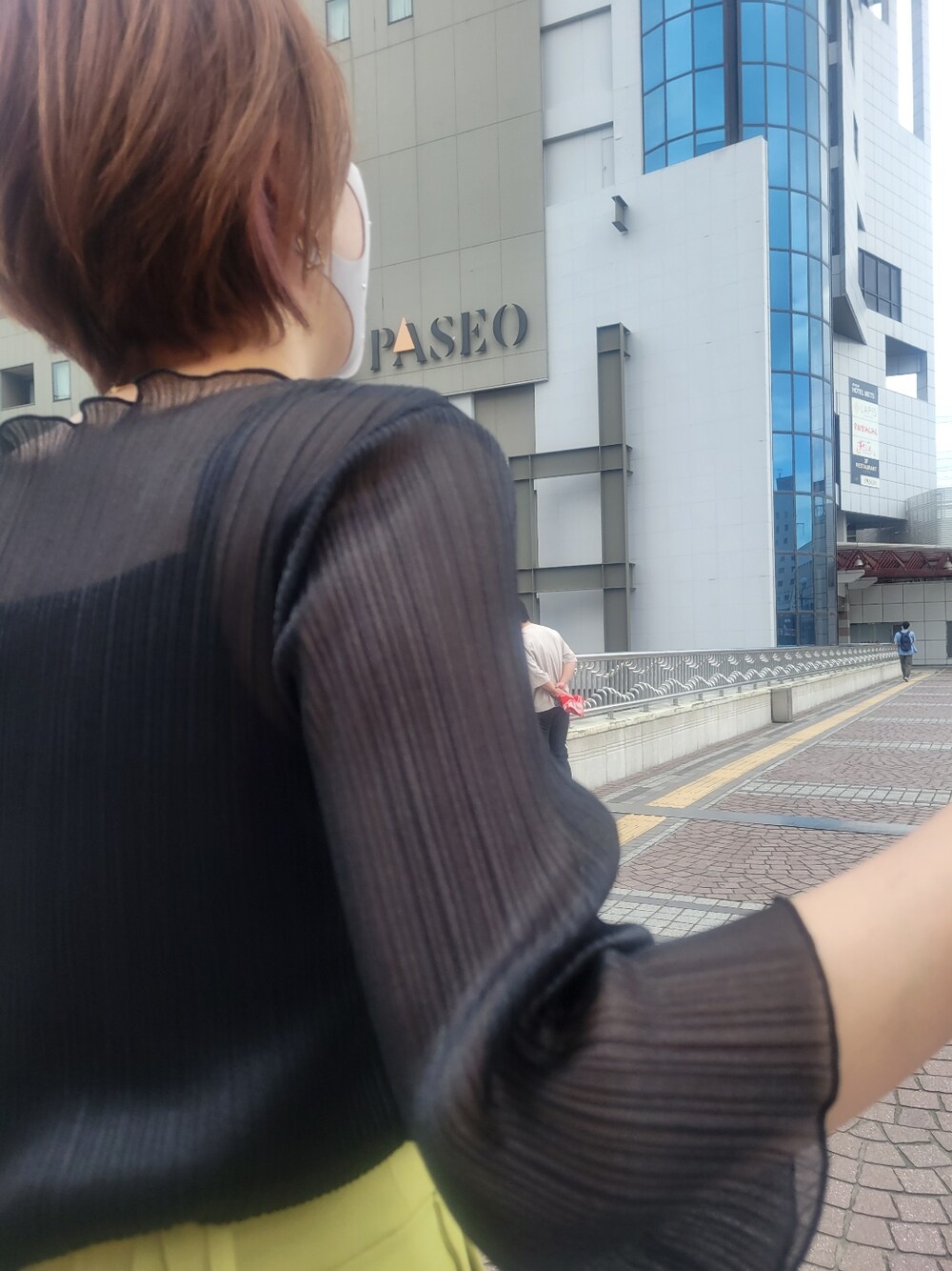 「シアートップス、ごきげんウィーク、きれいめカジュアル、高身長女子、カラーパンツ、プチプラ、ママコーデ、ブラック、グリーン、パンツスタイル、ootd、しまむら」｜「しまむらのアイテム（トップス、ブラック系）」を使った、1ro31ro3さん（レディース・168cm）の春コーディネートの1枚目の写真