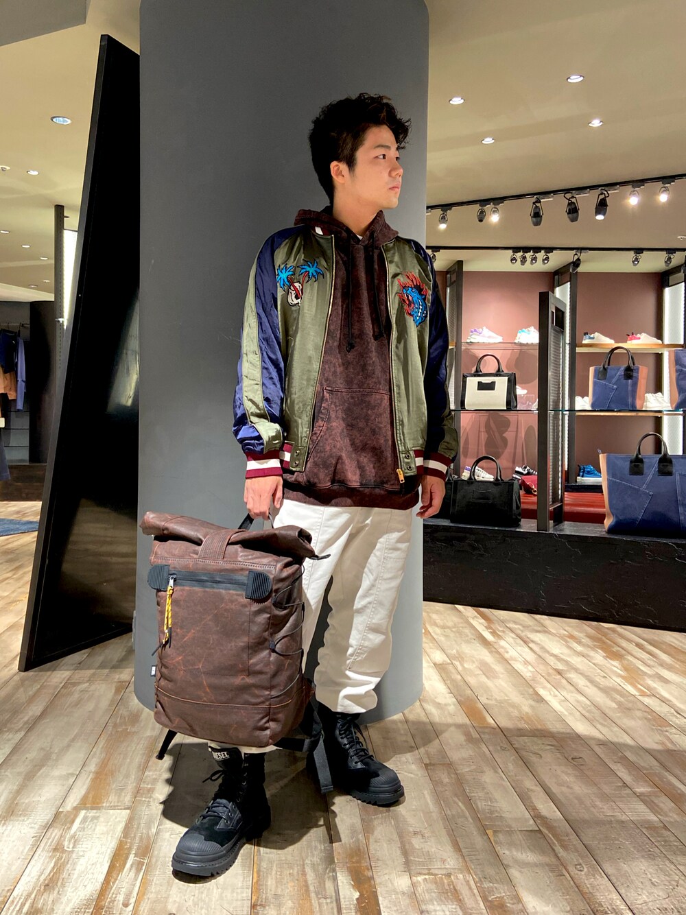 「Diesel、dieselshibuya、渋谷、秋のコーデ、スカジャン、スタジャン、フーディー、パーカー、ストレートデニム、ホワイトパンツ、ホワイトデニム、ブーツ、ブーツスタイル、リュック、バックパック」｜「DIESELのメンズ ワックス＆ウォッシュデニム バックパック リュック（バックパック/リュック、ブラウン系）」を使った、けんてぃーさん（メンズ・169cm）の秋コーディネートの1枚目の写真