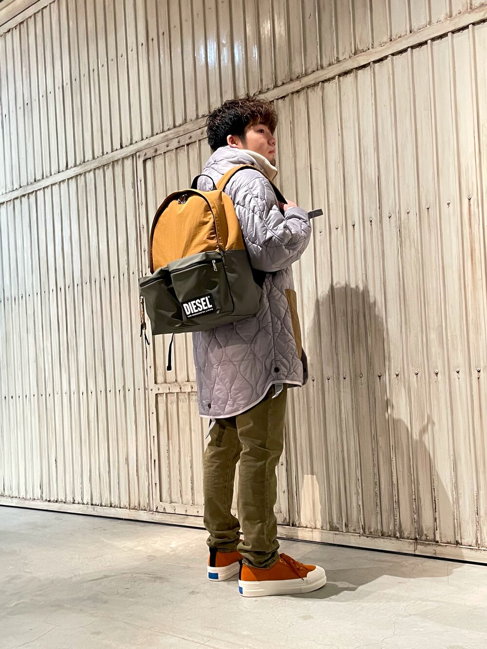 「11月、Diesel、dieselshibuya、しぶやすたっふ、秋コーデ、休日スタイル、着回しコーデ、デニム、デニムパンツ、デニムコーデ、ライナーコート、ライナージャケット、ライナー、リュック、リュックスタイル」｜「DIESELのメンズ Wソール スエード スニーカー（スニーカー、グリーン系）」を使った、けんてぃーさん（メンズ・169cm）の秋コーディネートの1枚目の写真