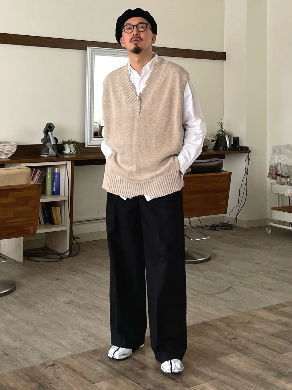 「休日スタイル、大人コーデ、大人カジュアル、ベスト、レイヤードスタイル、Maison Margiela、ベレー帽、足袋ブーツ、ootd、シャツスタイル、春コーデ、シンプルコーデ、ワイドパンツ」｜「CA4LAのTYOBO（ハンチング/ベレー帽、ブラック系）」を使った、massuさん（メンズ・174cm）の冬コーディネートの1枚目の写真
