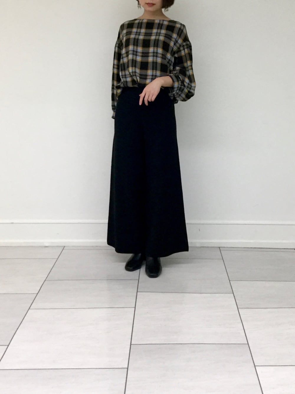ブルー系のシャツ/ブラウス、ブラック系のパンツを着用したレディースの冬コーディネートの1枚目の写真