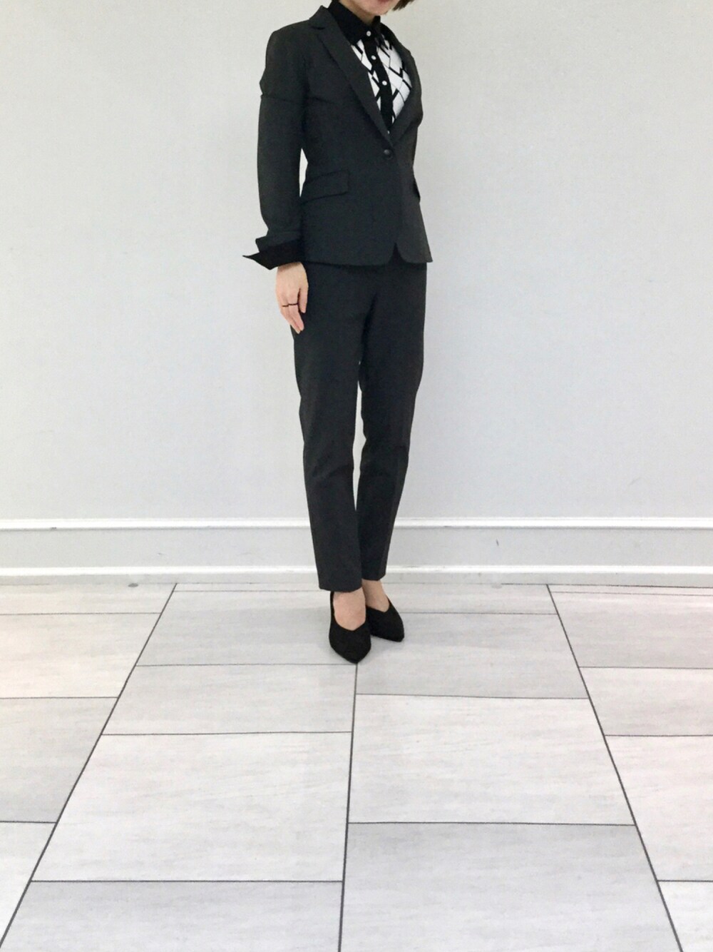 グレー系のパンツ、ブルー系のシャツ/ブラウス、ホワイト系のシャツ/ブラウスを着用したレディースの秋コーディネートの1枚目の写真