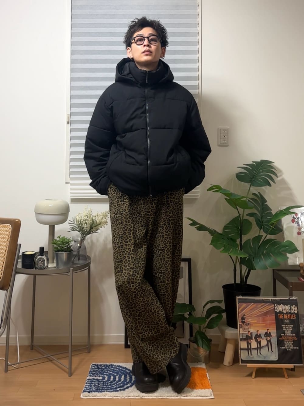 ブラック系のダウンジャケット/コート、その他のチノパンツ、ホワイト系のTシャツ/カットソーを着用したメンズの冬コーディネートの1枚目の写真