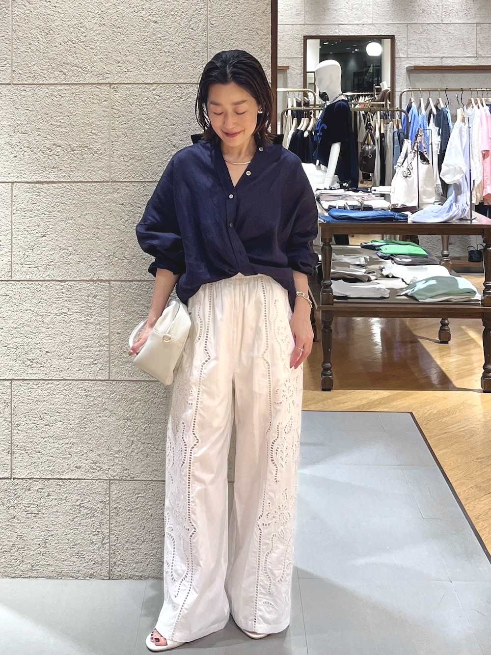 ホワイト系のその他パンツ、ホワイト系のその他シューズ、ホワイト系のボストンバッグを着用したレディースの夏コーディネートの1枚目の写真